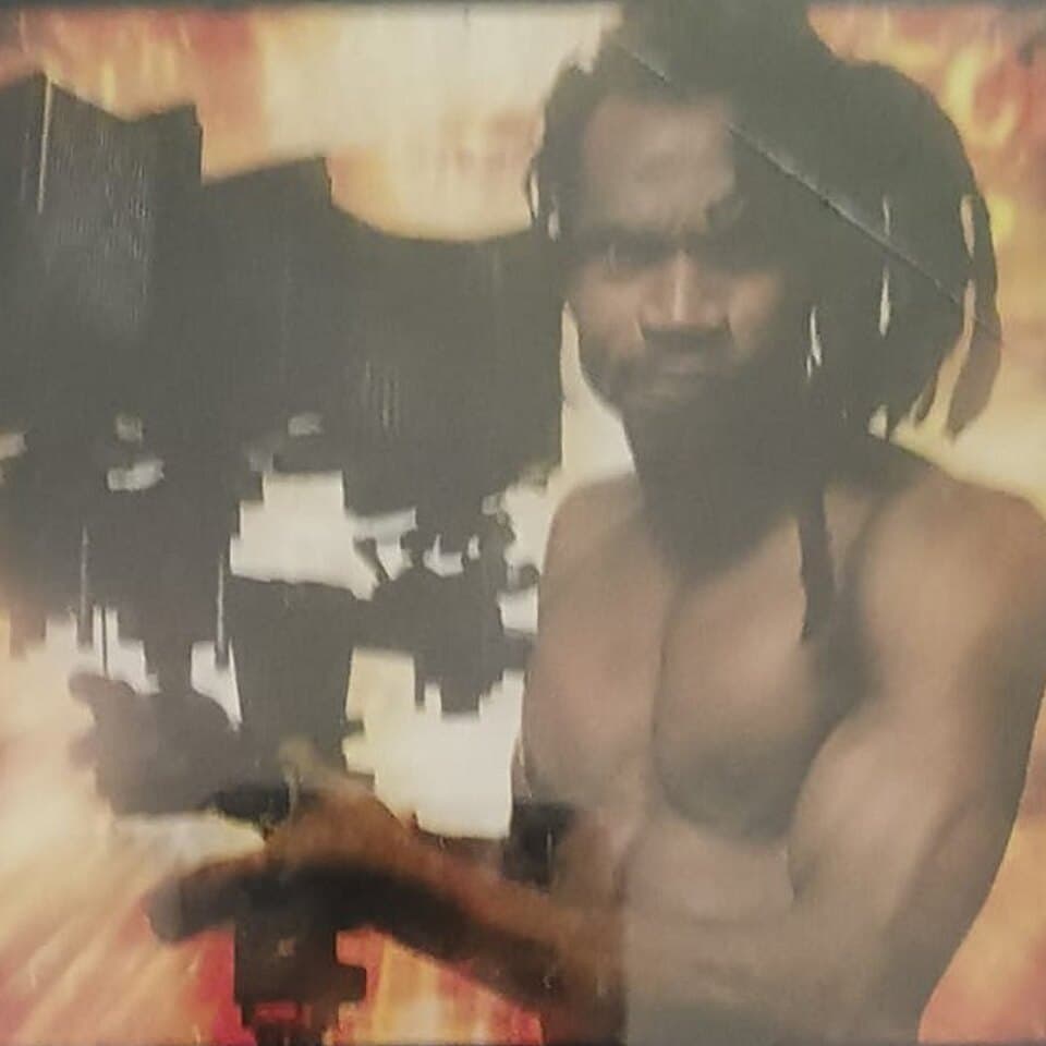 Single cover «Cameraman»: Amaechina with dreadlocks beside a large camera, in front of a fiery orange background